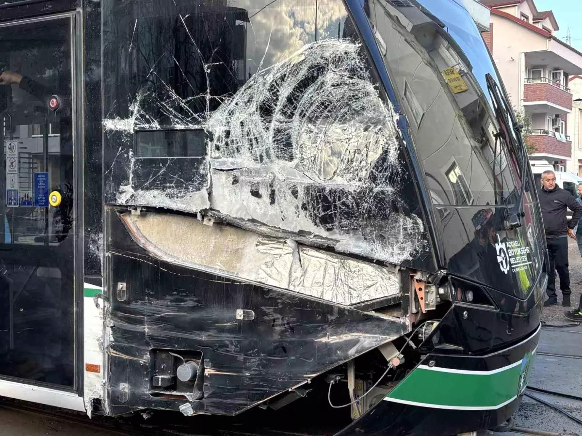 Kocaeli’de Çöp Kamyonu Tramvaya Çarptı: 3 Yaralı