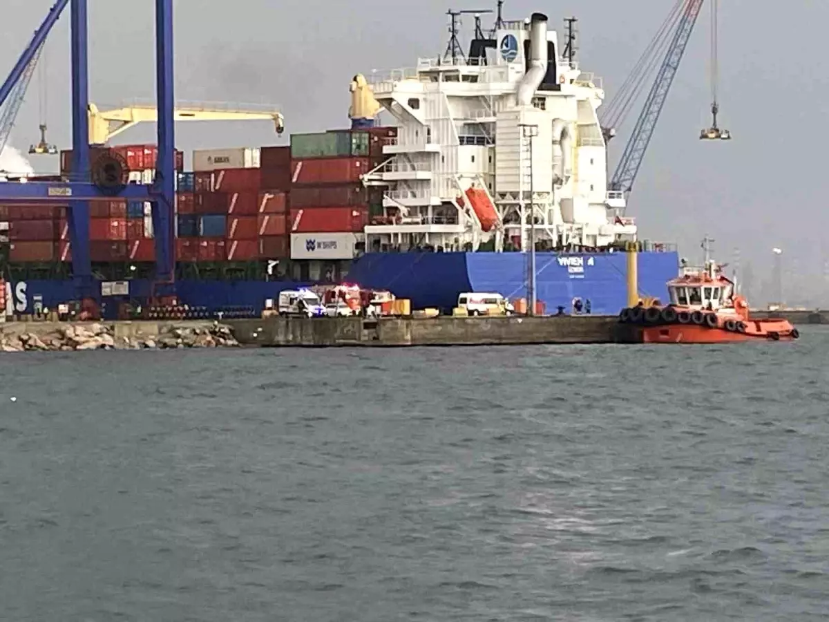 Kocaeli’de Alabora Olan Kayıkta Arama Kurtarma Çalışmaları