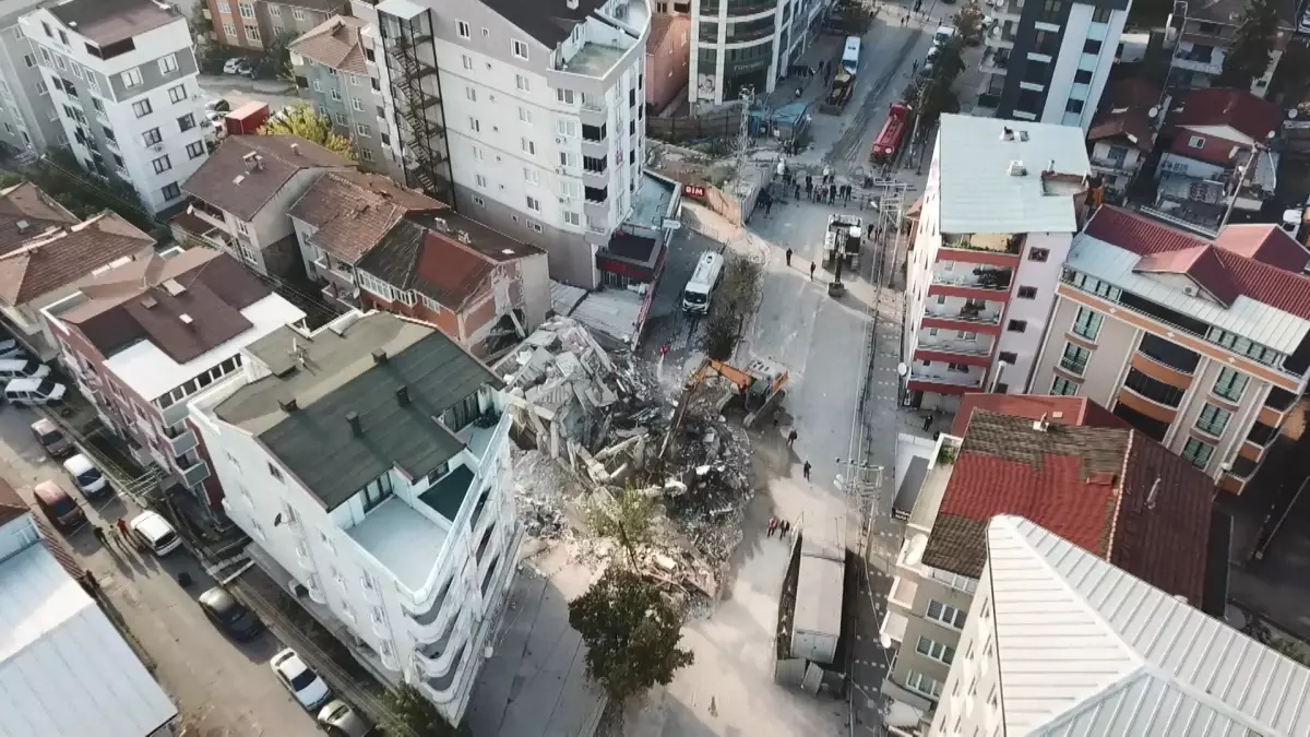 Kocaeli’de Çöken Binanın Enkazı Kaldırılmaya Başlandı