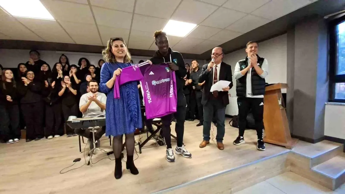 Kocaelispor’dan Öğretmenler Günü Sürprizi: Dan Agyei Forma Hediye Etti