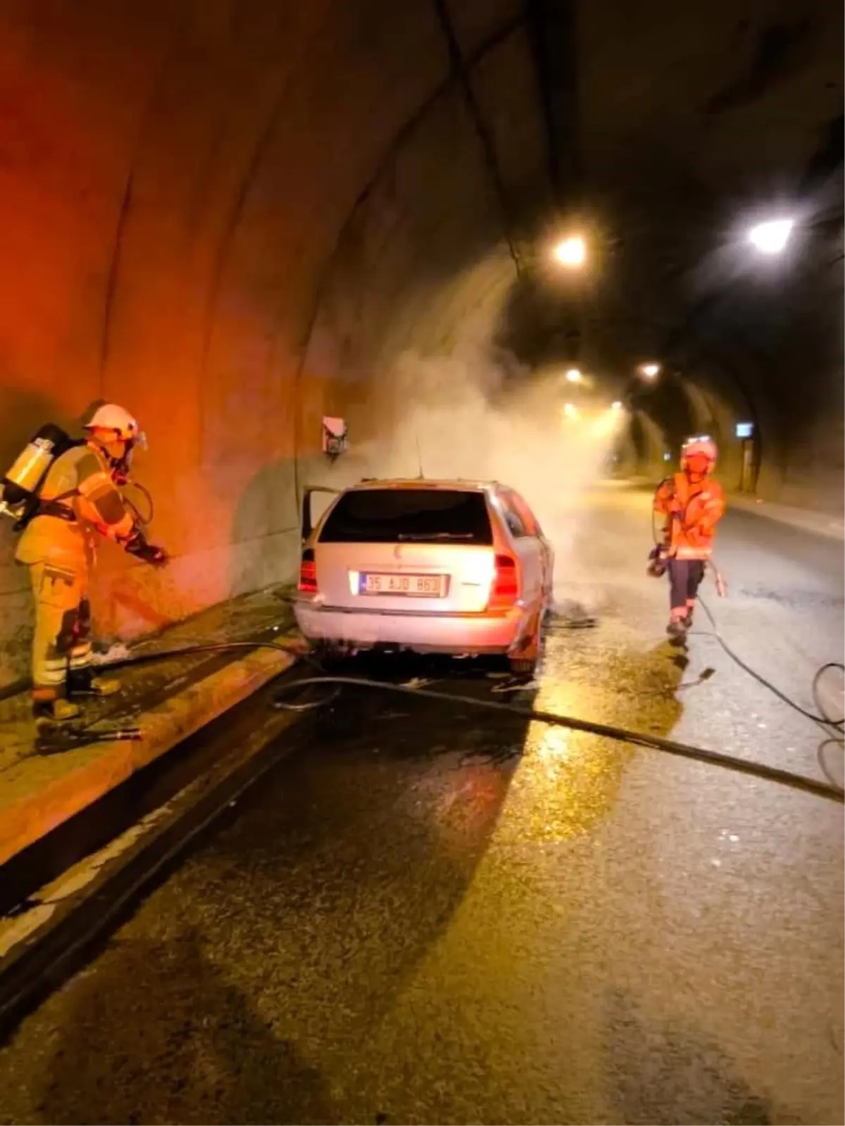 İzmir’de Konak Tünelleri’nde Araç Yangını, Can Kaybı Yok
