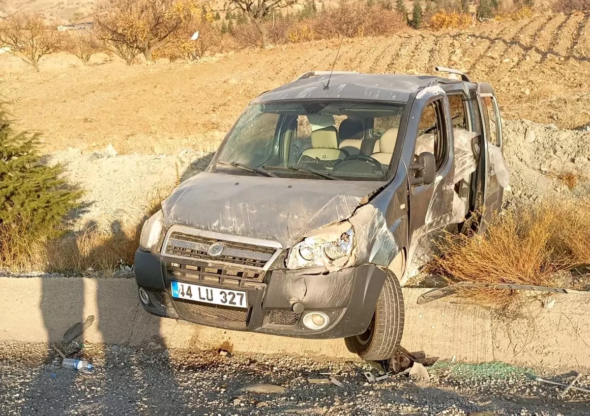 Malatya’da Şok Kazası: Hafif Ticari Araç Su Kanalına Çarparak Birini Yaraladı