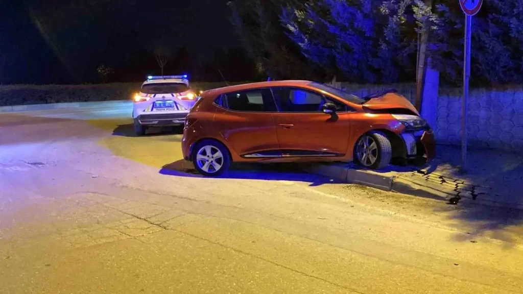 Bursa’da Otomobil Beton Direğe Çarptı: 1 Kişi Yaralandı