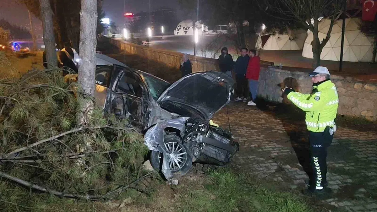 Kontrolden Çıkan Araç Şiddetli Çarpıştı: Sürücü Yaralı