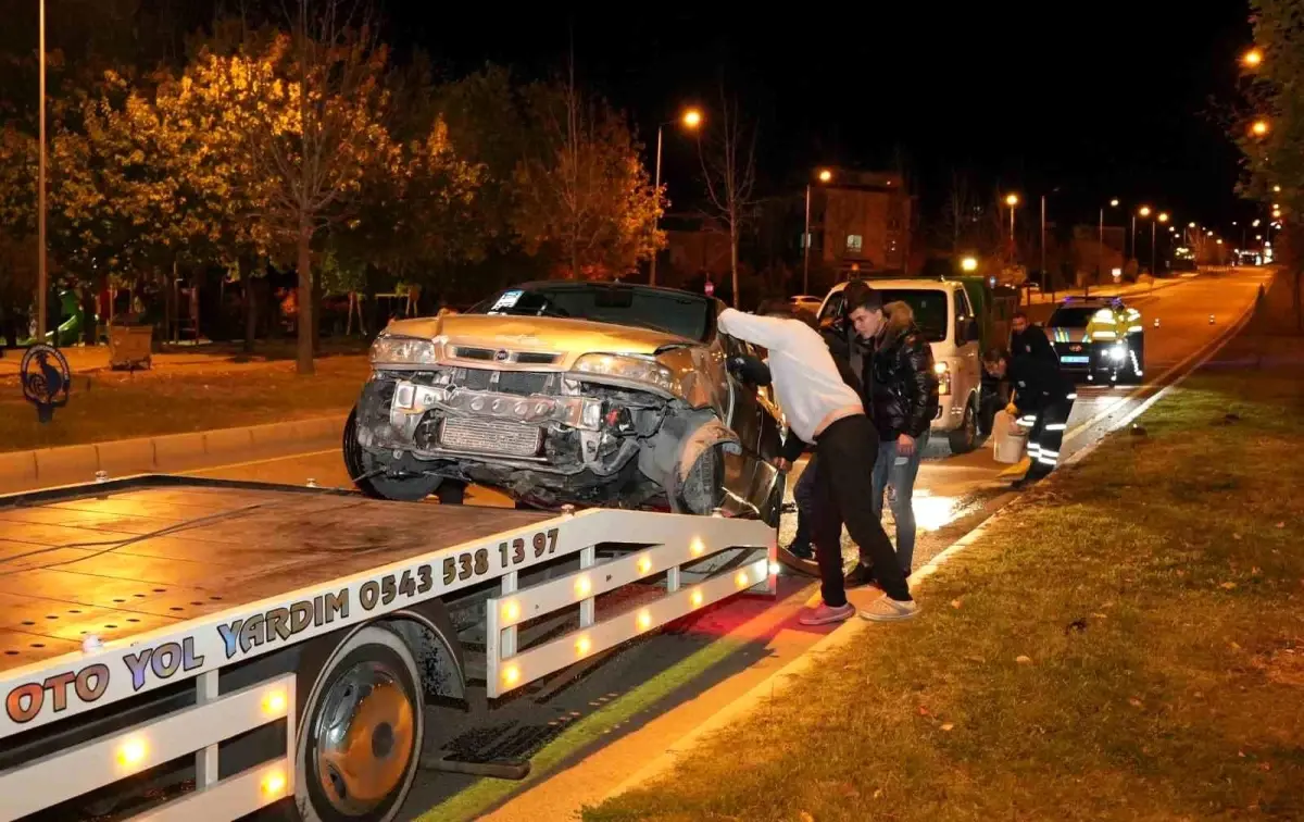 Denizli’de Kaza: Otomobil Orta Refüje Çarptı