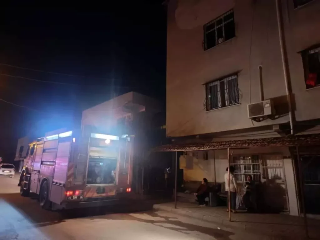 Kozan’da Şok Yangın: 4 Kişi Duman Zehirlenmesiyle Hastaneye Kaldırıldı