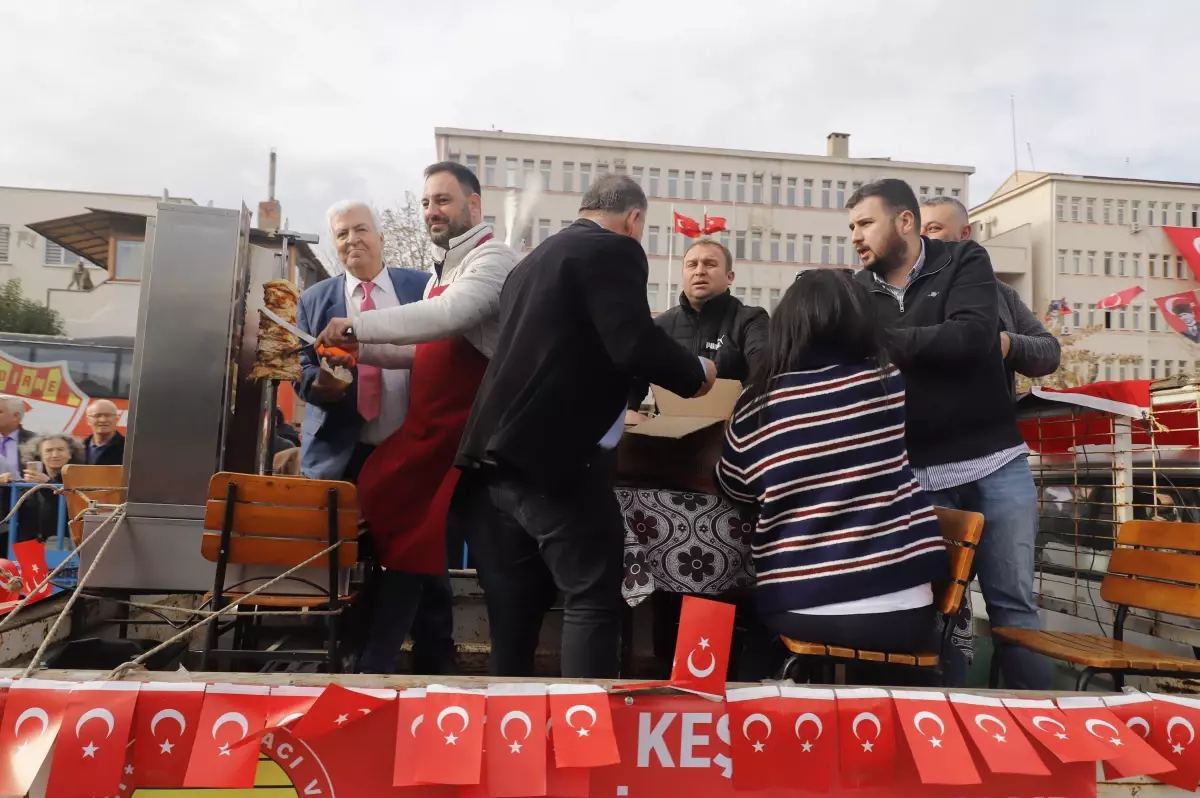 Keşan’da Kek Dağıtımında Şiddetli İzdiham: Çocuklar Tehlikeye Girdi