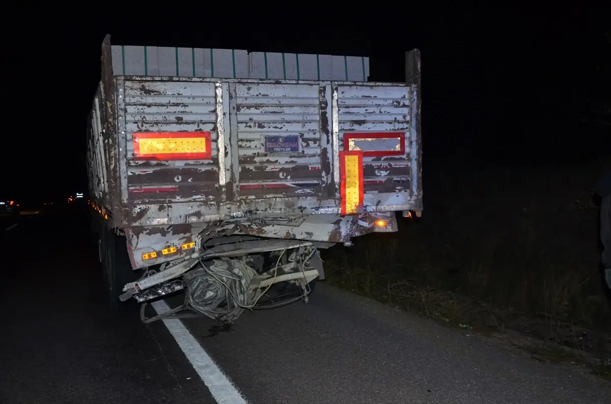 Tavşanlı’da Tırın Arkasına Çarpan Otomobil Sürücüsü Öldü