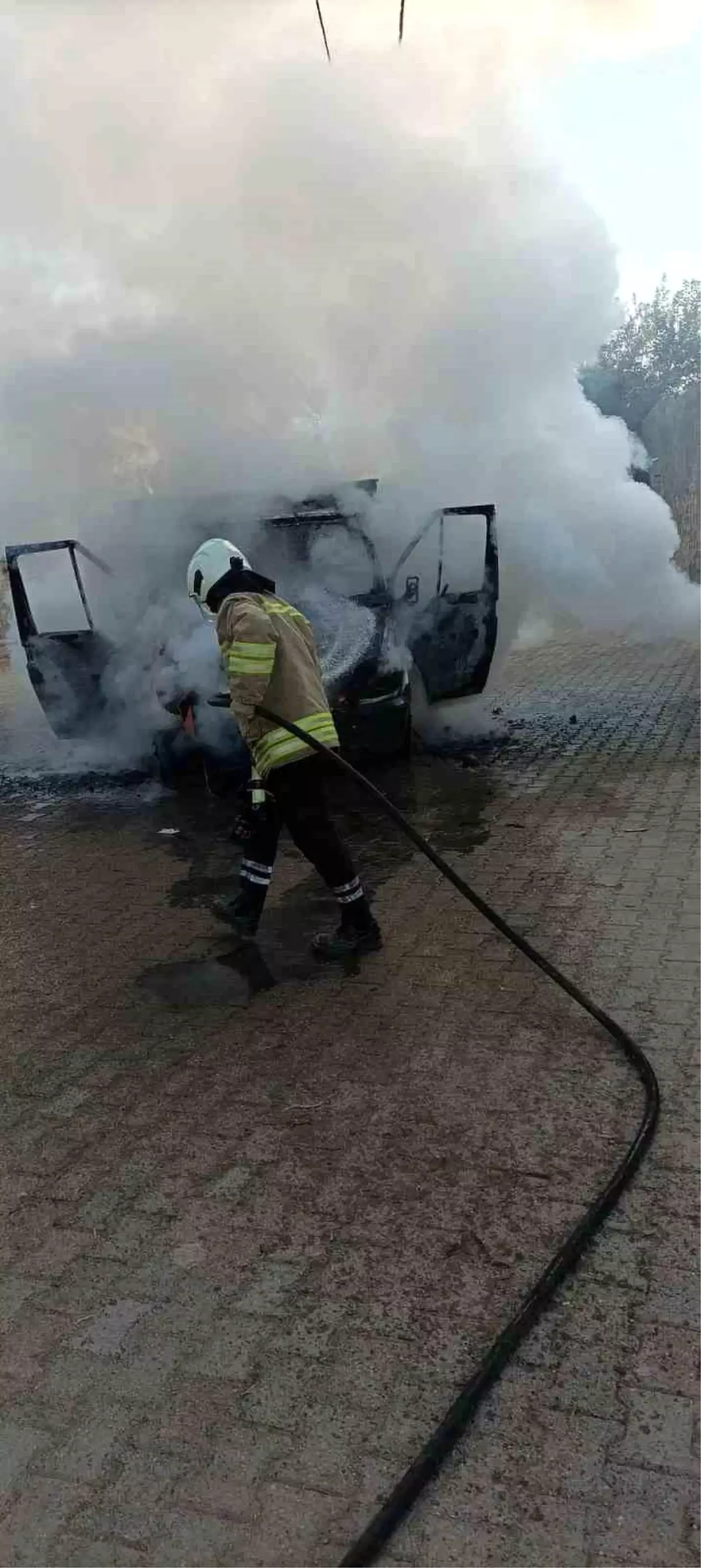 Mardin’de Kamyonet Yangını: İtfaiye Ekipleri Hızlı Müdahale Etti