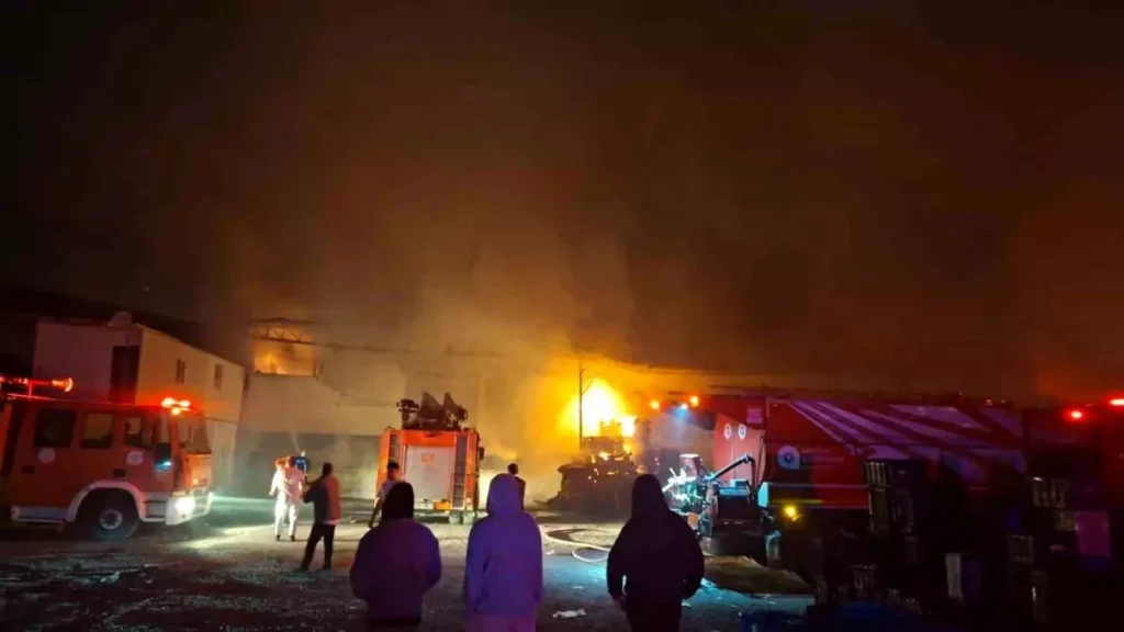 Antalya’da Meyve-Sebze Fabrikasında Büyük Yangın