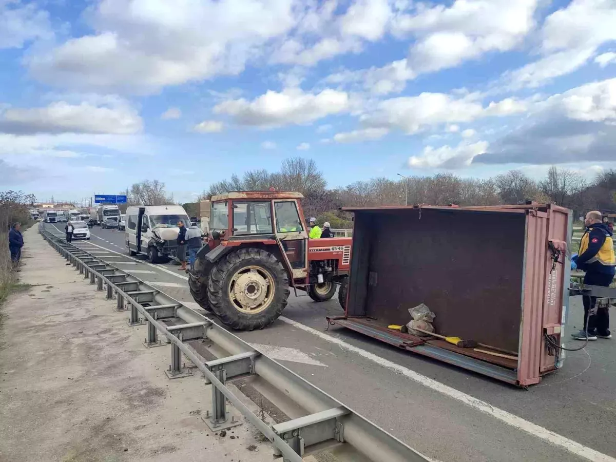 Keşan’da Midibüs Traktör Römorkuna Çarptı: Tek Yolcu Yaralandı