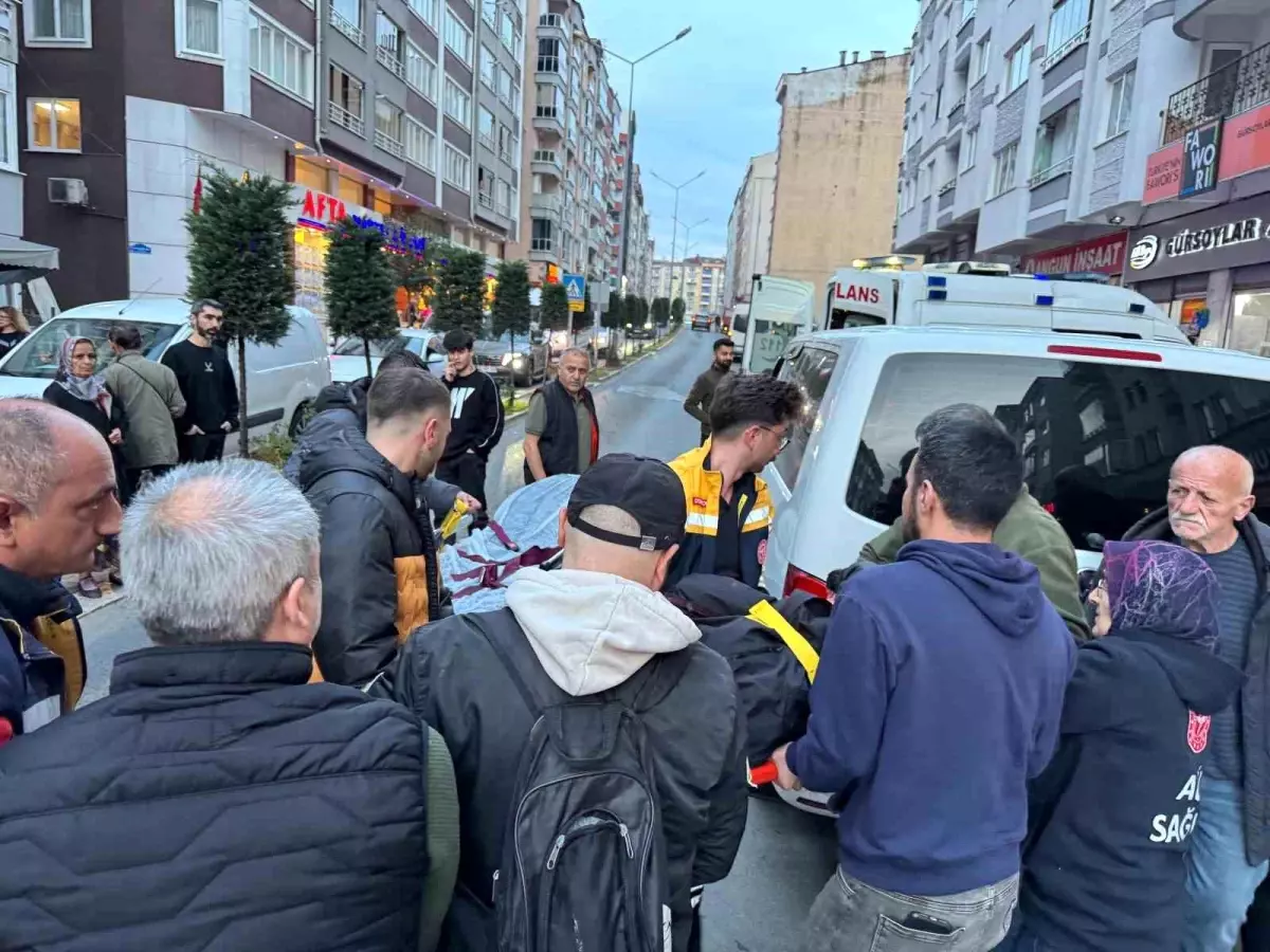 Giresun’da Minibüs Kapısına Çarpan Motosiklet Sürücüsü Hastaneye Kaldırıldı