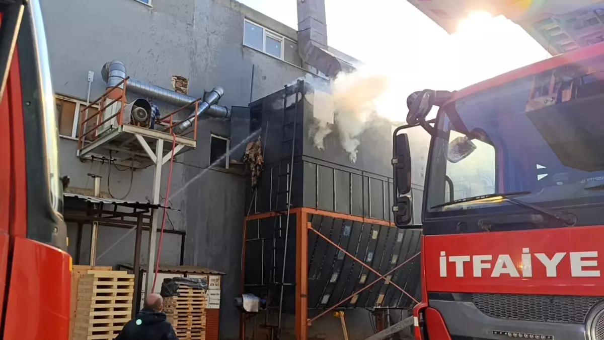 İnegöl’de Mobilya Fabrikasında Yangın: 1 İşçi Yaralandı