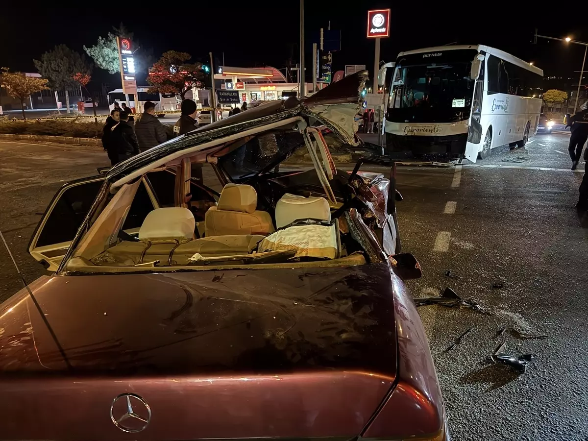 Nevşehir Ürgüp’te Turist Otobüsü ile Otomobil Çarpıştı: 2 Ölü, 3 Yaralı
