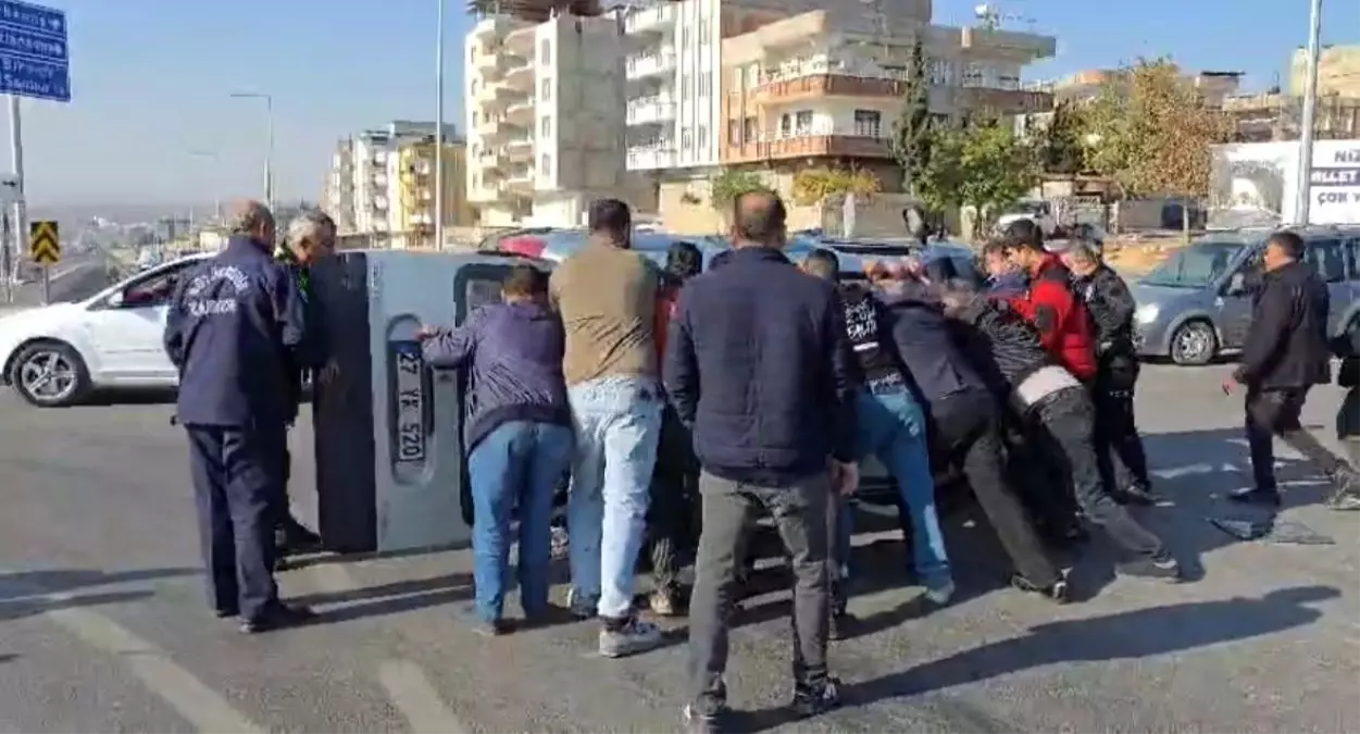 Nizip’te Otogar Kavşağı’nda Araç Çarpışması: Maddi Hasar ve Trafik Kesintisi