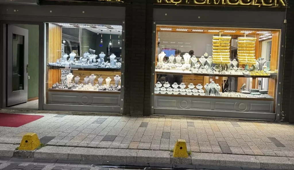 Hırsız Kuyumcudan Kaçarken Yakalandı: 2,5 Milyon Liralık Altın Çalındı!