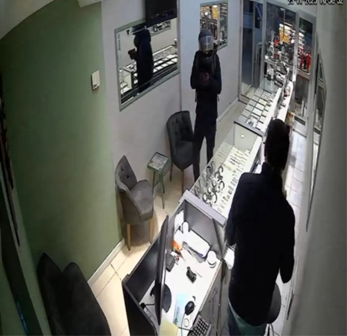 Fatsa’da Kasklı Silahlı Soyguncu 5 Kilo Altını Çaldı!