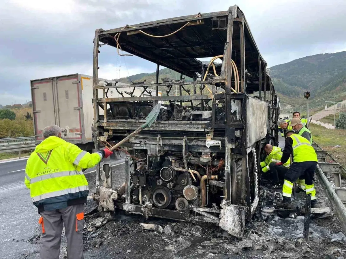 Otoyolda Otobüs Yangını: Çanakkale’li Öğrenciler Hayati Tehlikeden Kurtarıldı