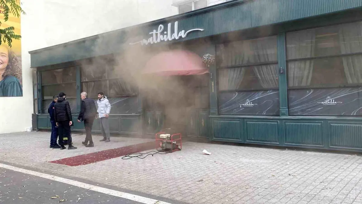 Eskişehir’de Otel Restoranında Çıkan Yangın 152 Kişiyi Tahliye Ettirdi