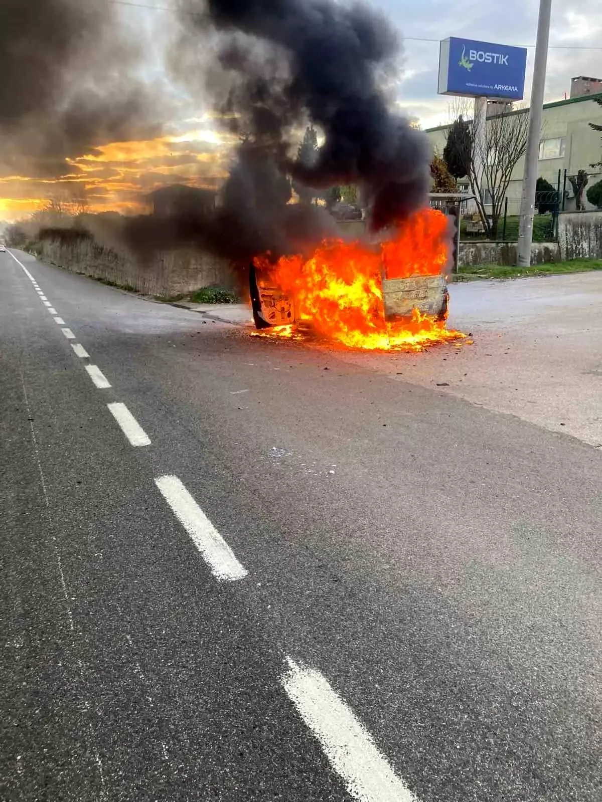 İnegöl’de Araç Yangını: Patlama Gerçekleşti
