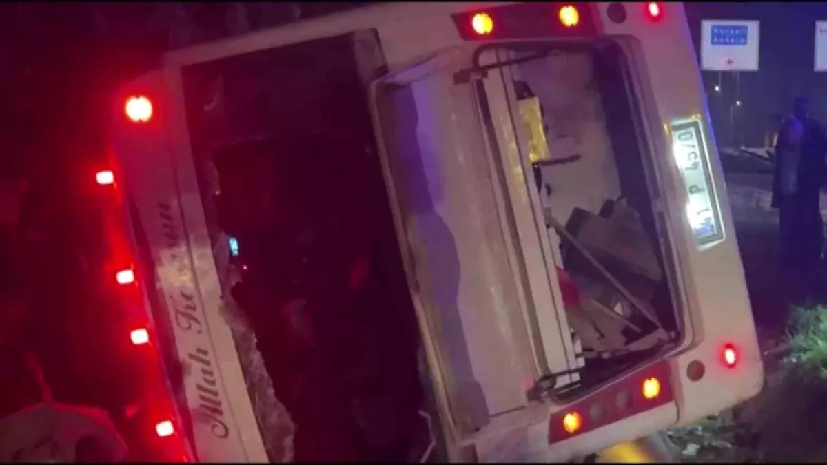 Gebze’de Midibüs ve Otomobil Çarpıştı: 8 Yaralı, Birisi Ağır Yaralı!