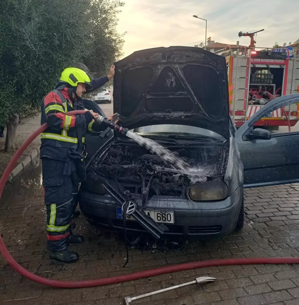 Otomobil Alev Aldı, İtfaiye Ekipleri Hızla Müdahale Etti