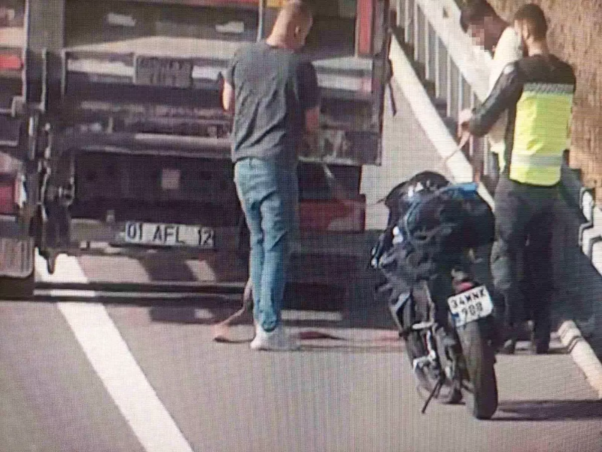Otoyolda Tehlikeli Motosiklet Yolculuğu: Kamyonla Çekilen Motosiklet Güvenlik Kameralarına Yansıdı