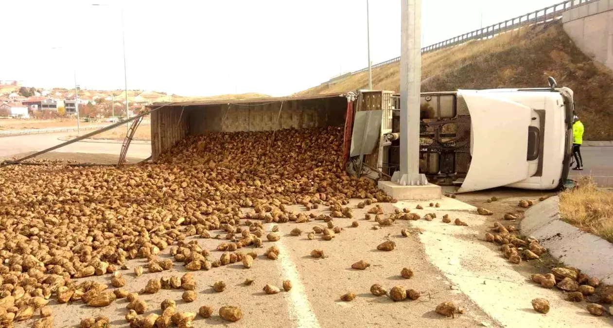 Kırşehir’de Pancar Yüklü Kamyon Devrildi