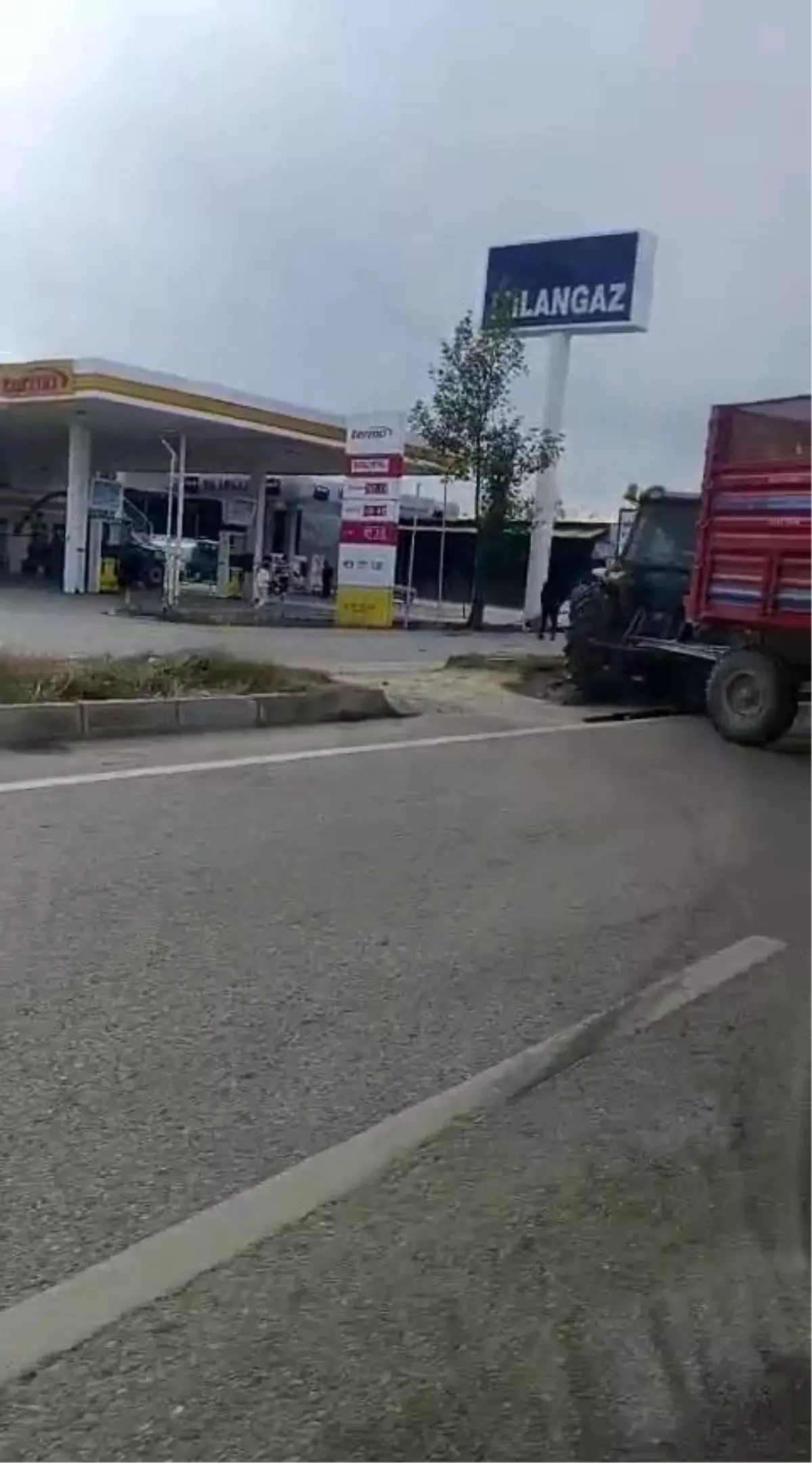 Denizli’de Traktörle Otomobil Çarpıştı