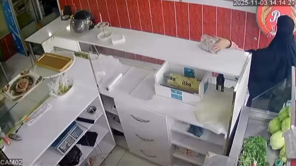 Sadaka Kutusunu Çalan Kadın Güvenlik Kamerasında