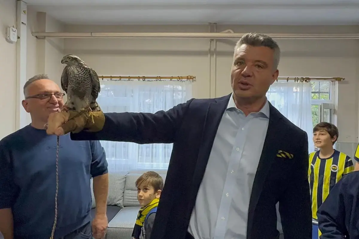 Sadettin Saran Rize’de Atmacasını Koluna Yerleştirdi: Taraftarlar Şaşkın!