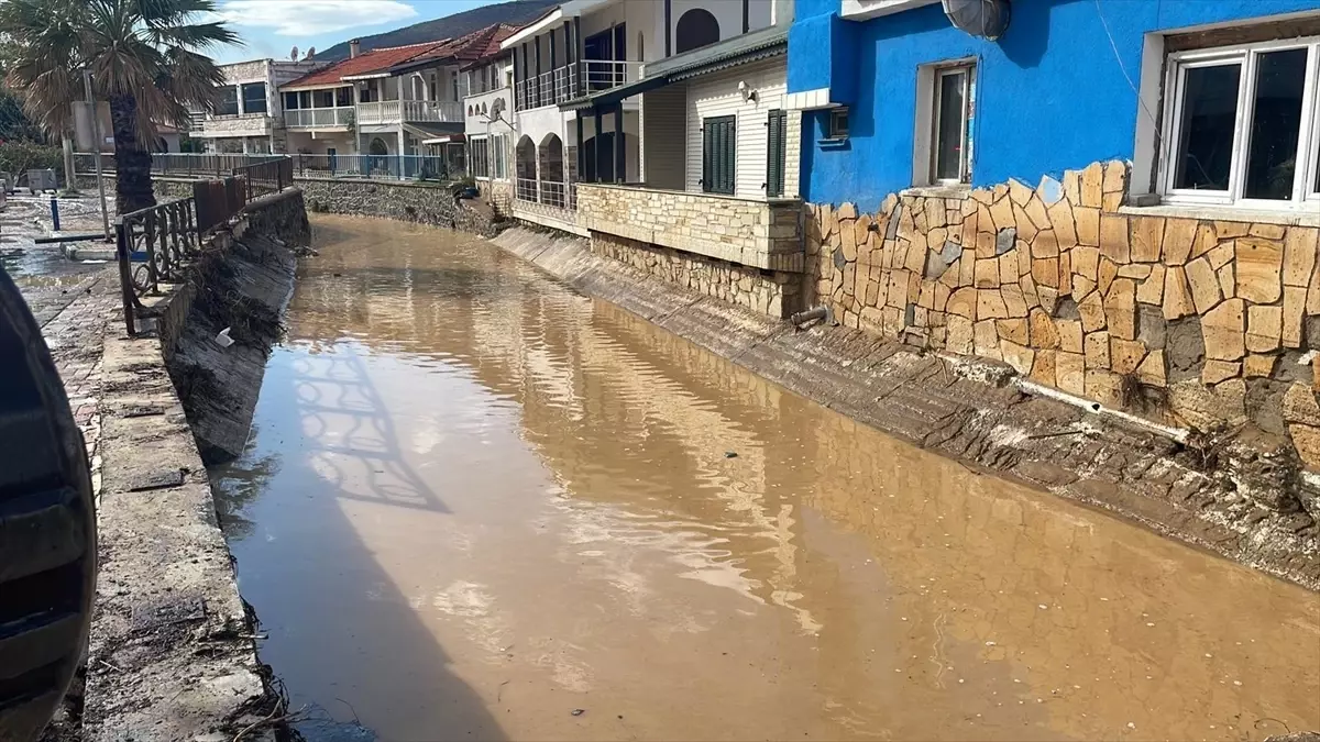 Foça’da Şiddetli Yağışlar Sorunları Büyüttü