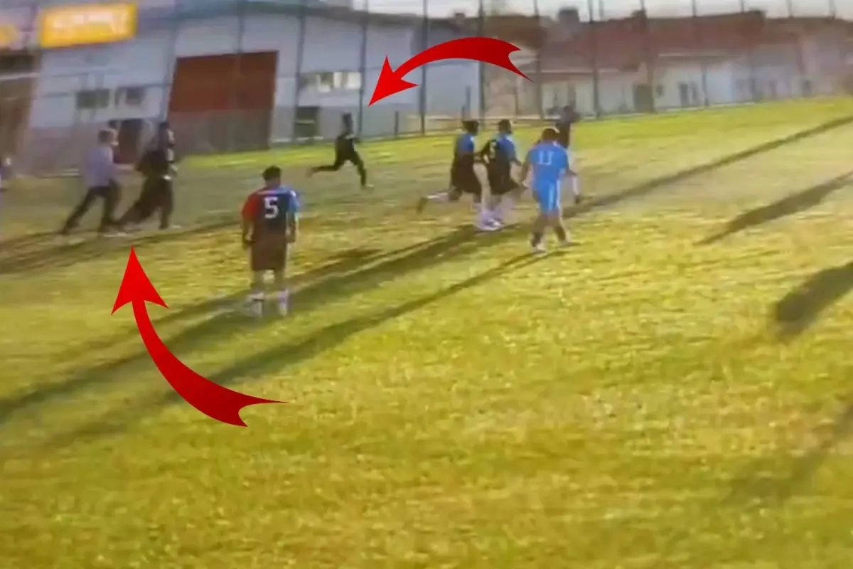 Sahaya giren taraftarlar rakip futbolculara saldırmaya kalktı, maç tatil edildi