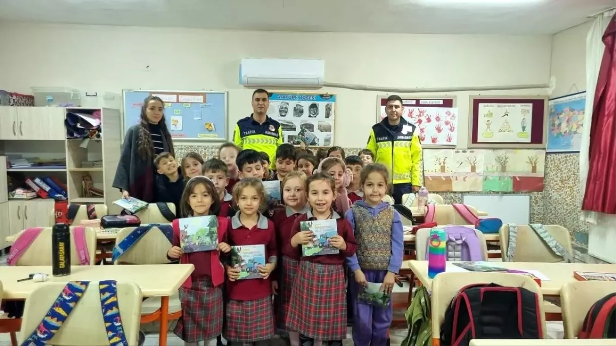 Savatlı İlkokulu’nda Jandarma Trafik Eğitimi Öğrencileri Güvende Tutuyor