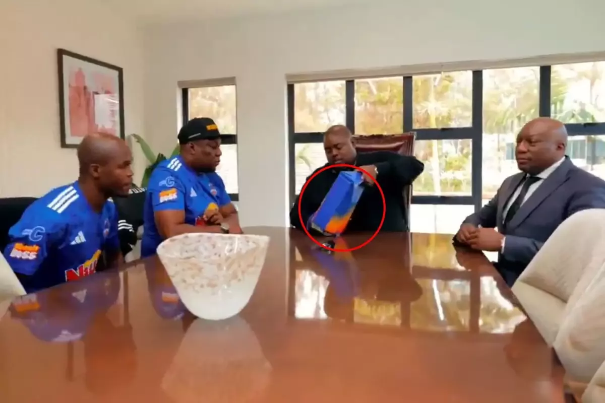 Şampiyon Olan Futbolculara Tam 250.000 Dolar Verdi