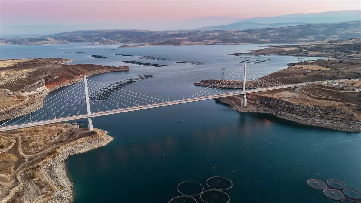 Şehit Mehmet Şevket Uzun Köprüsü Gün Batımında Büyüleyici Manzaralar Sunuyor
