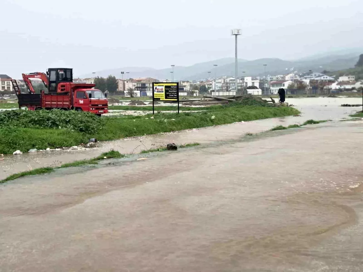 İzmir’de Sağanak Yağış Sele Dönüştü, Su Tahliye Çalışmaları Devam Ediyor