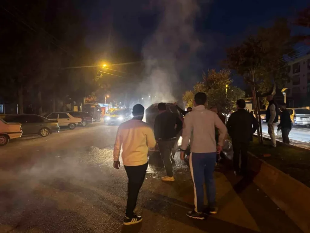 Adıyaman’da Seyir Halindeki Otomobil Alev Aldı