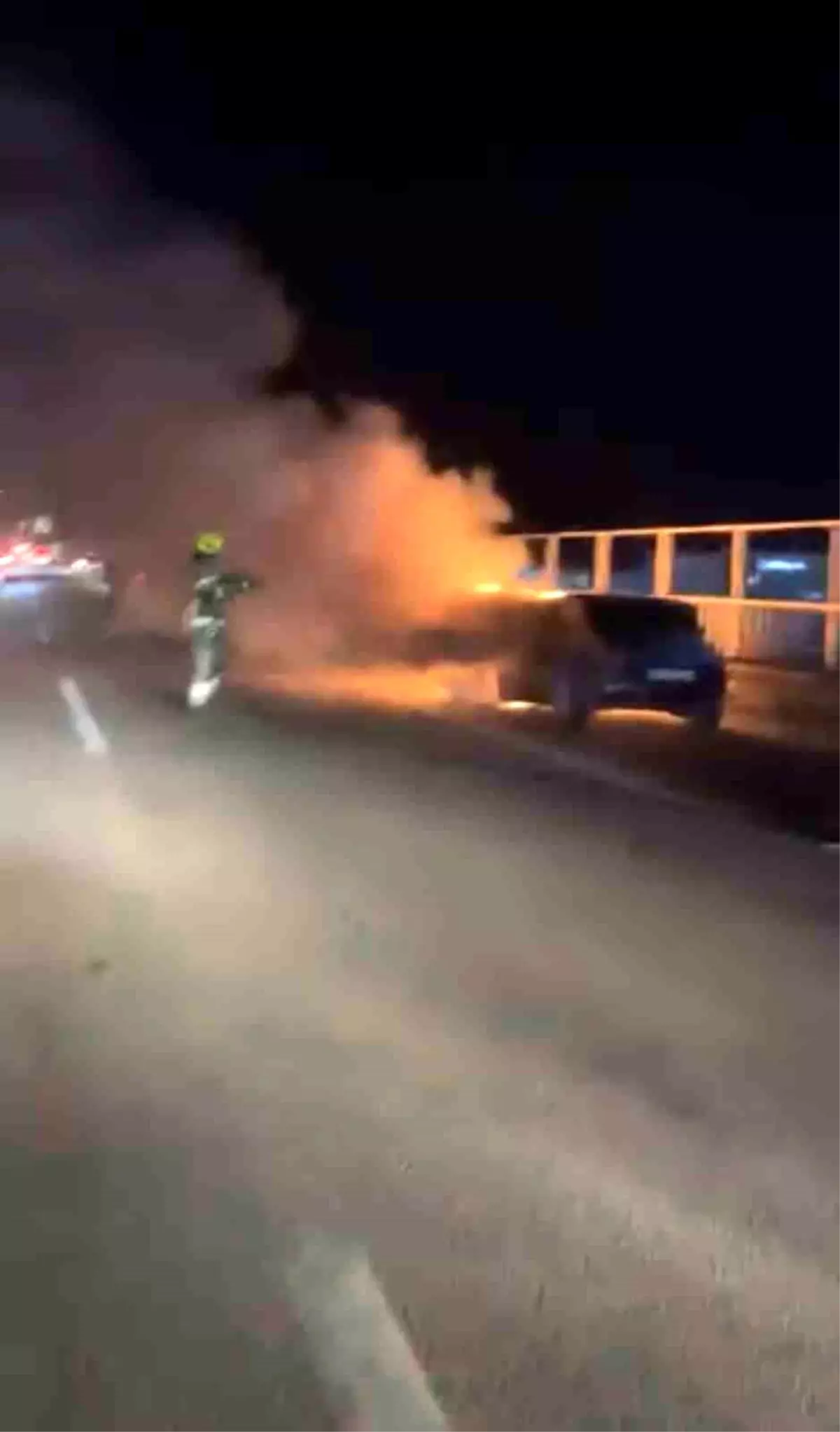 Bursa’da Seyir Halindeki Otomobilde Şok Eden Yangın: İtfaiye Hızlı Müdahale Etti