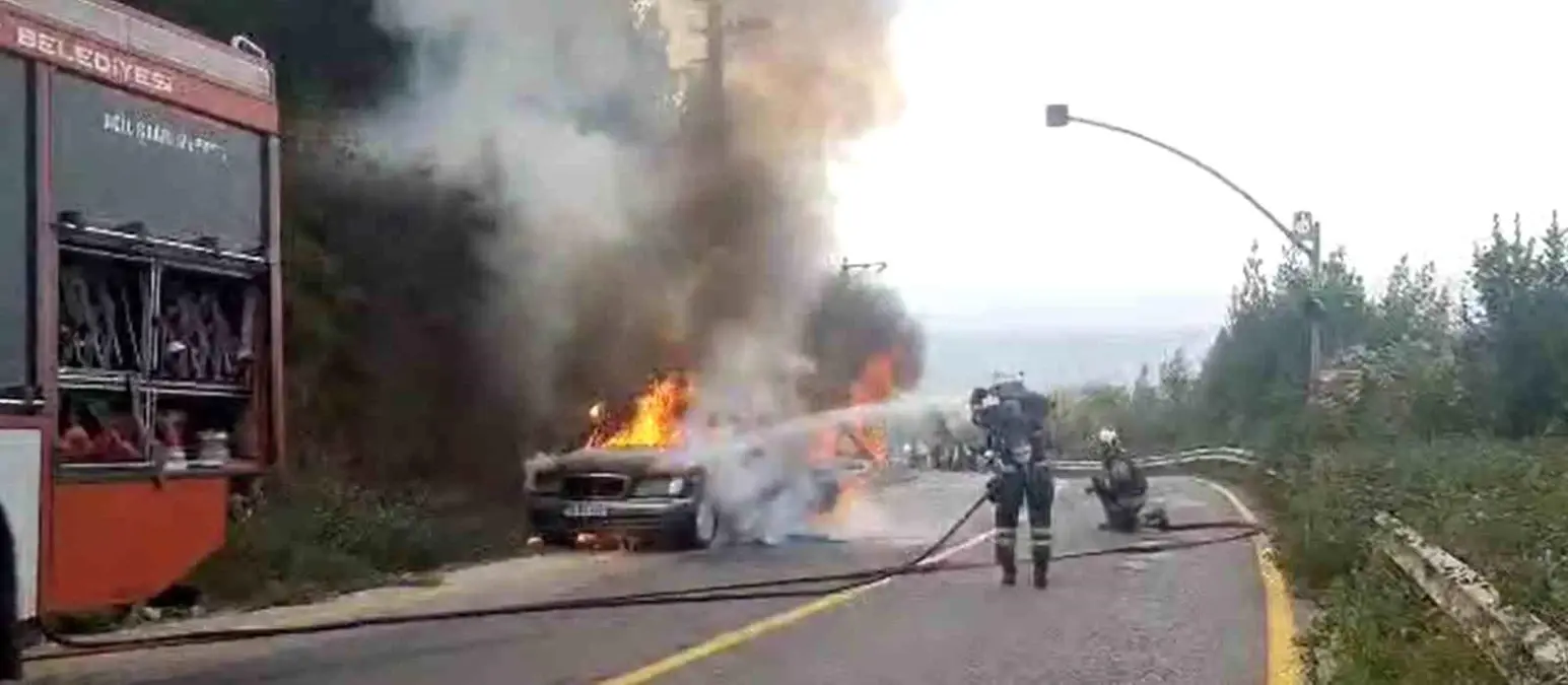 Kartepe’de Otomobil Yangını: Sürücü Zamanında İhbar Etti, Alevler Kısa Sürede Söndürüldü