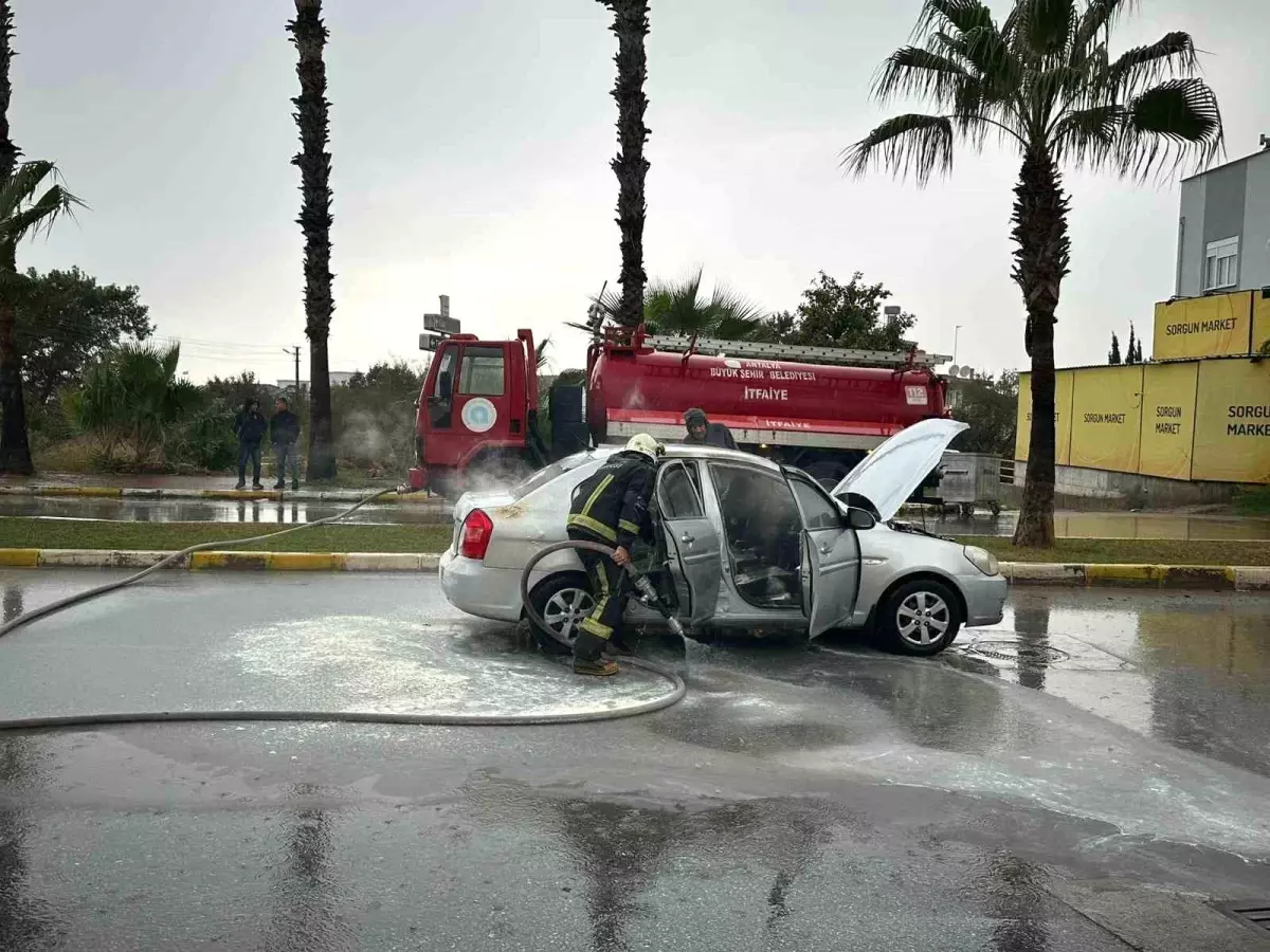 Manavgat’ta Seyir Halindeki Otomobil Yanarak Kullanılamaz Hale Geldi