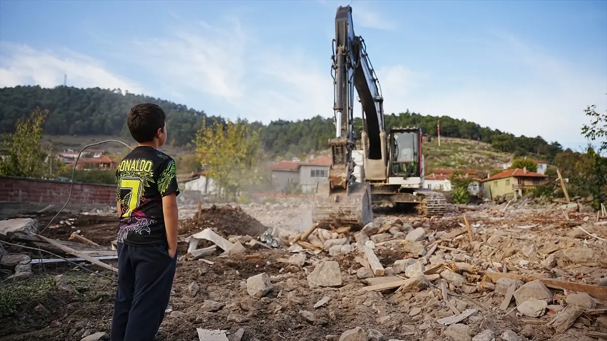 “Depremin Yıkım Bıraktığı Sındırgı’da Kontrollü Yıkım Devam Ediyor”