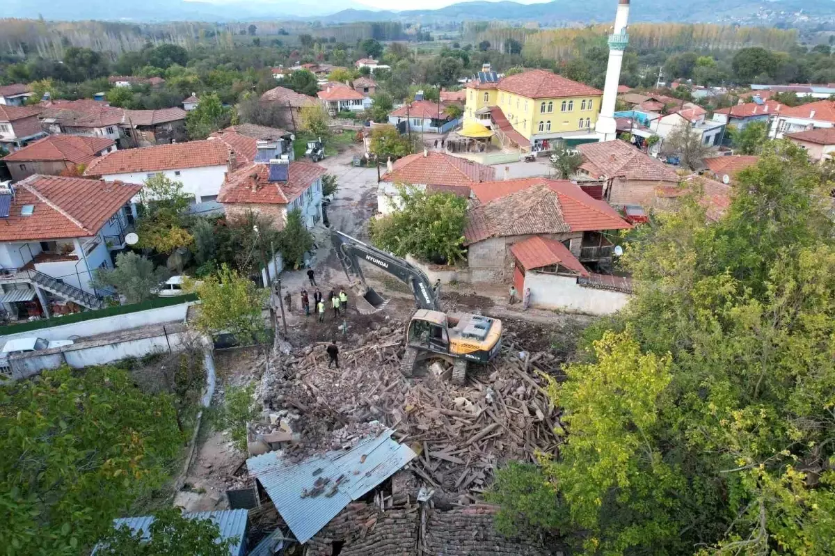 Sındırgı’da Deprem Sonrası Yıkım Çalışmaları Hızla Devam Ediyor