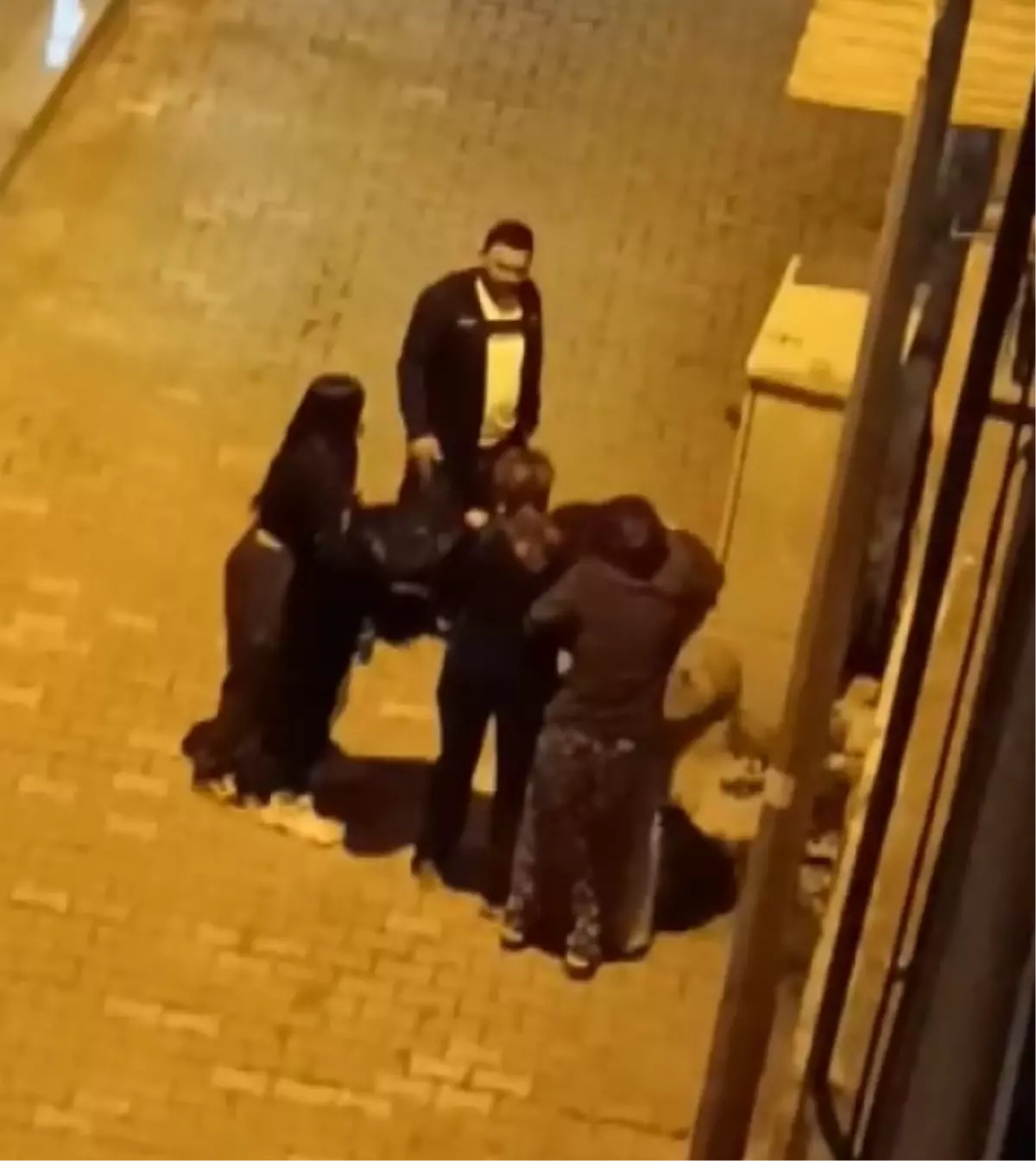 İskenderun’da Genç Kızlar Sokak Ortasında Kavga Etti