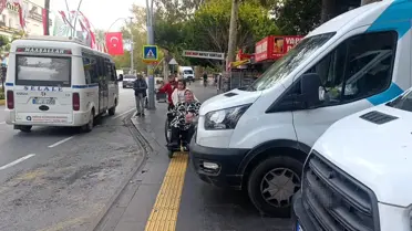 PTT Minibüsleri Engelli Yolu Kapatıyor