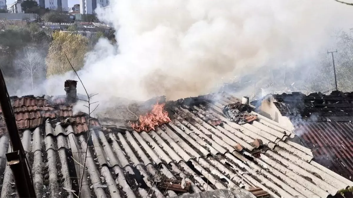 Sultangazi’de Gecekonduda Çıkan Yangın, İtfaiye ve Basın Arasındaki Gerilim