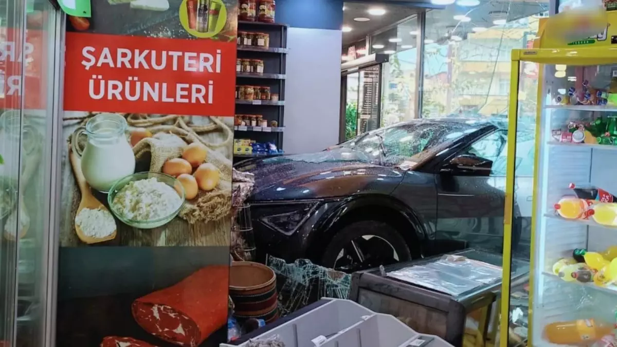 Cip Dükkanın İçine Girdi, Müşteri Saniyelerle Kurtuldu