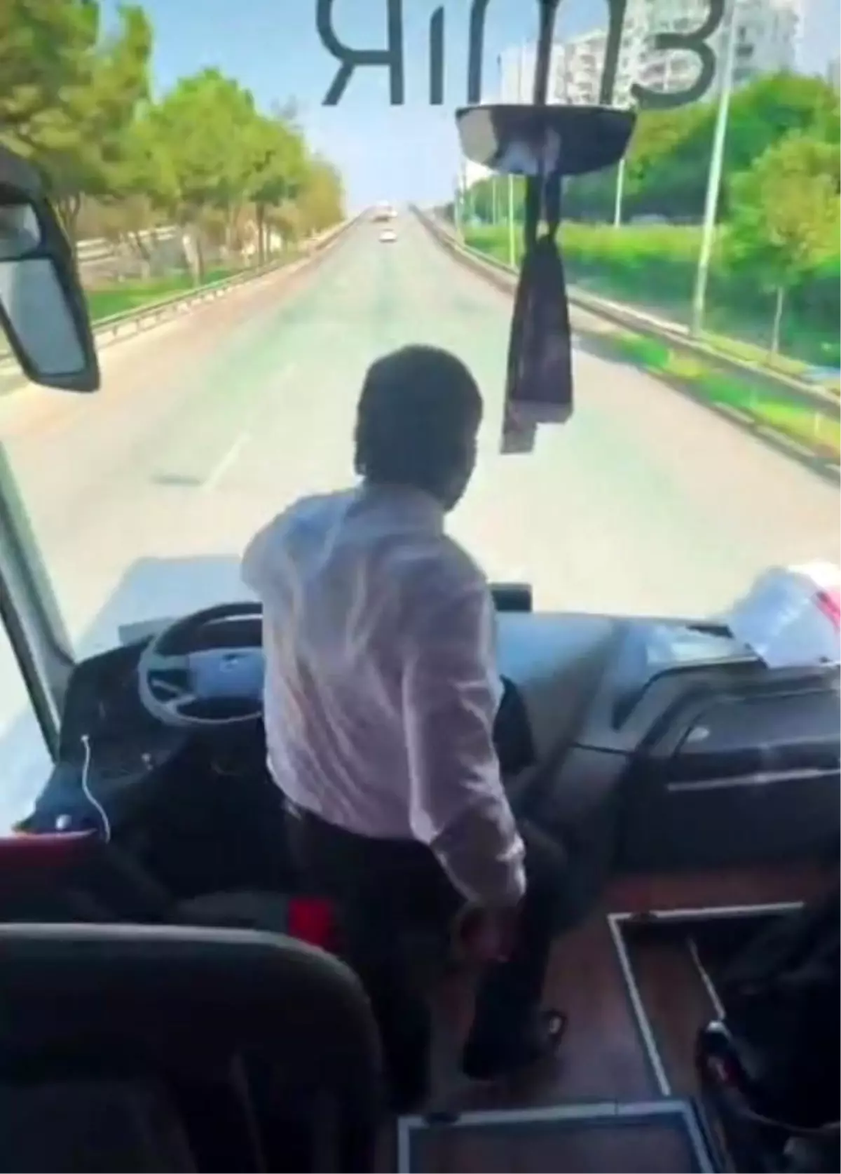 Otobüs Şoföründen Tepki Çeken Dans