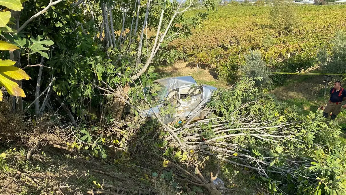 Tarlaya Yuvarlanan Otomobilin Sürüsü Hayatını Kaybetti