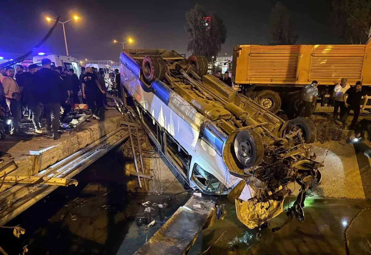 Tarsus’ta 10 Yaralıyla Sonuçlanan Minibüs-Otomobil Çarpışması